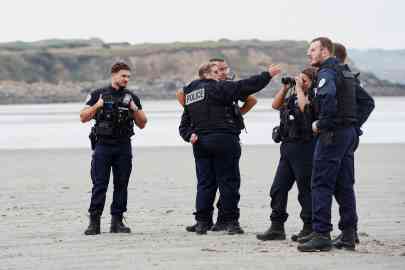 File photo: French Gendarmes and British police officers on Wimereux beach, September 4, 2024 | Photo: Reuters