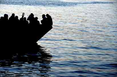 A boat carrying Tunisian migrants enters the port of Lampedusa, Italy, on April 12, 2020 | Photo: ANSA/Ettore Ferrari