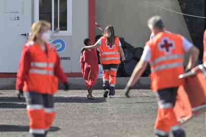 File photo used as illustration: A minor migrant being assisted by a Red Cross worker after his arrival at La Restinga dock in El Pinar, El Hierro, Canary Islands, Spain | Photo: Gelmert Finol / EPA