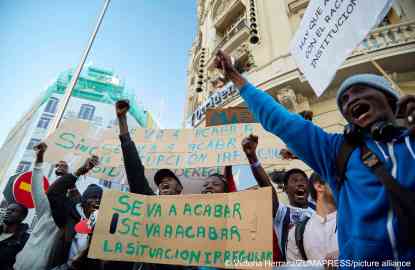 Supporters for the bill celebrate outside the Spanish parliament on hearing the results of the vote | Photo: Victoria Herranz/ZUMA Press Wire/picture alliance