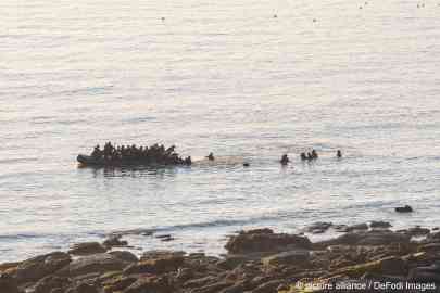 Migrants attempt to get in a small boat to make the crossing to the UK from a beach south of Boulogne in France | Photo: Volke / picture alliance / DeFodi Images