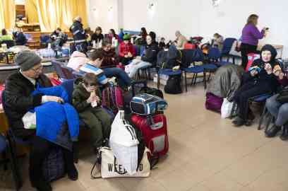 Refugees from Ukraine rest inside the help center of Beregsurany, near the Hungarian-Ukrainian border, on March 16, 2022 | Photo: EPA/Attila Balazs