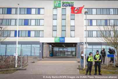 An Antifa flag is raised outside the Holiday Inn hotel housing asylum seekers in Rotherham, UK on February 18, 2023.  | Photo: Andy Barton / SOPA Images via ZUMA Press Wire / picture alliance