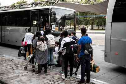 Migrants and asylum seekers are regularly transferred out of overcrowded Paris | Photo: Martin Bureau, AFP