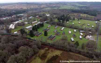 The first group of 27 asylum seekers has arrived at a former military camp in Crowborough, East Sussex | Photo: Andrew Matthews/empics/picture alliance