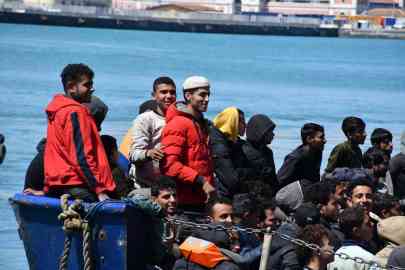 A fishing boat carrying about 600 migrants towed by a tugboat to the Sicilian port of Catania. April 2023. | Photo: ANSA / ORIETTA SCARDINO