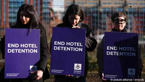 File photo: Protestors demand an end to the common UK practise of accommodating asylum seekers in hotel rooms | Photo: picture-alliance/empice