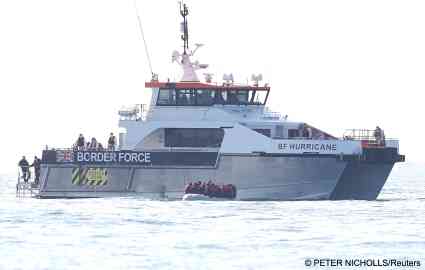 Migrants who launched from the coast of northern France to cross the English Channel are rescued by Britain's Border Force, near Dover, Britain, August 4, 2021 | Photo: Peter Nicholls / Reuters