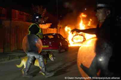 A police car burns after a violent protest on the streets of Hartlepool. Following the fatal knife attack in Southport in the UK, clashes broke out | Photo: Owen Humphreys/PA Wire/dpa/picture alliance 