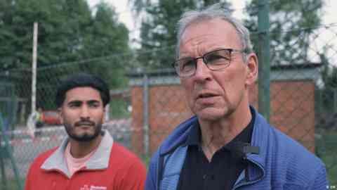 In the northern German village of Boostedt, retired police officer and soccer trainer Hartwig Puhlmann (right) is trying to build bridges between locals and migrants in the village | Photo: DW