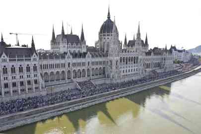 People gather on the banks of the Danube for St.Stephen's Day, founder of the Kingdom of Hungary, at the Parliament House in central Budapest, Hungary, August 20, 2024 | Photo: EPA / PETER LAKATOS