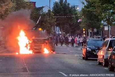A vehicle is set alight in Belfast, Northern Ireland, following an anti-Islamic protest outside Belfast City Hall on Saturday, August 3, 2024 | Photo: David Young / picture alliance / Associated Press