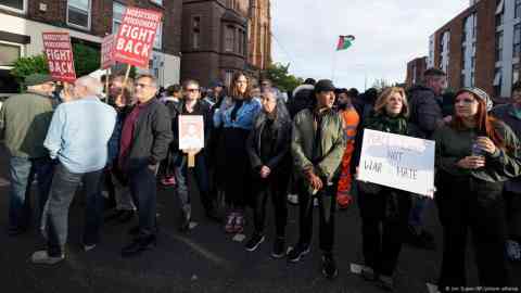 Hundreds of people gathered outside an asylum center in Liverpool to defend it from a planned far-right rally | Photo: Jon Super/AP/picture alliance