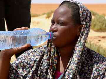Photo used for illustration: Tafaul Omar, a pregnant 26-year-old nurse told her story of being abandoned in the desert between Tunisia and Libya to Reuters in 2023 | Photo: Hazem Ahmed / Reuters