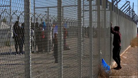 The EU is debating tougher asylum measures at the bloc's external borders | Photo: Petros Karadjias/AP/picture alliance