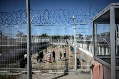 From file: Men stand in a courtyard at a migrant detention center in Vincennes, eastern Paris on September 18, 2019 | Photo: Stephane de Sakutin / AFP