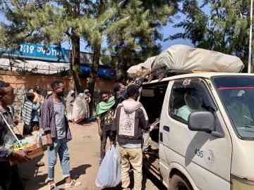 A minibus prepares to leave the bus station in Bahar Dar, Amhara, a region shaken by conflict since April 2023 | Photo: Marlène Panara/InfoMigrants
