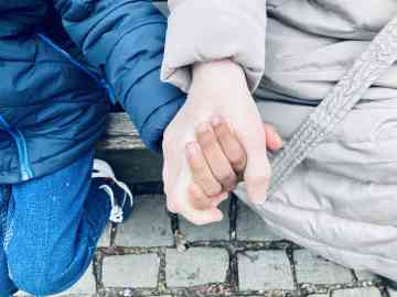 Far away from Bucha, Oleksandra and her son want to start over in Germany | Photo: Marco Wolter