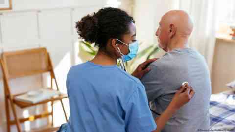 Germany relies heavily on nursing staff from other countries | Photo: Bonninstudio/Westend61/IMAGO