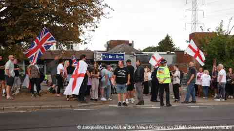 For weeks, The Bell hotel in Epping has been the scene of repeated clashed between pro and anti-migrant groups | Photo: Jacqueline Lawrie/ZUMA/picture-alliance