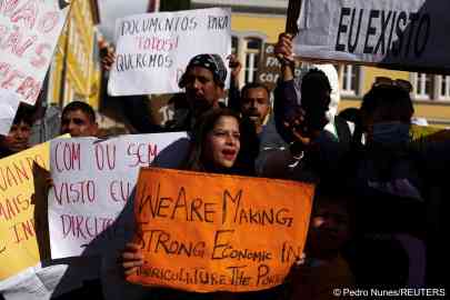 Migrants protest in front of the Portuguese parliament for rights and residency permits, in Lisbon, Portugal, October 25, 2024 | Photo: REUTERS/Pedro Nunes