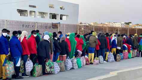 File photo: Migrants lined up to be transferred to Porto Empedocle from Lampedusa island, Italy | Photo:  ARCHIVE/ANSA/ELIO DESIDERIO