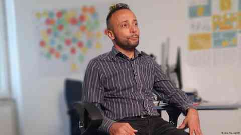 Oguz B. helps refugees navigate German bureaucracy | Photo: Jens Thurau/DW