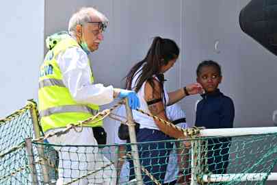 An unaccompanied minor disembarks in Genoa from the Geo Barents vessel operated by Doctors Without Borders with 165 migrants on board, June 11, 2024 | Photo: ANSA / LUCA ZENNARO