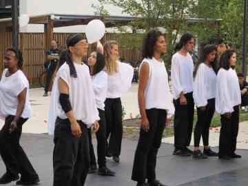 Dancers during an opening show of the Albatros project at the Maison des réfugiés, on July 28, 2024 | Photo: InfoMigrants