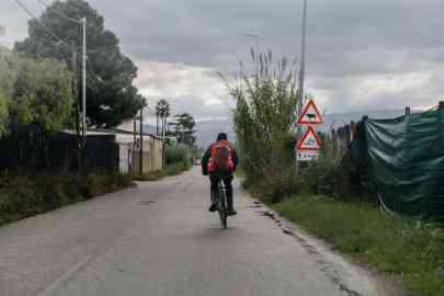 
A young worker cycles through the streets of Rosarno, in Calabria. Farm workers travel by bike on dangerous roads that are unlit and in poor condition. Photo: Valentina Camu pour InfoMigrants