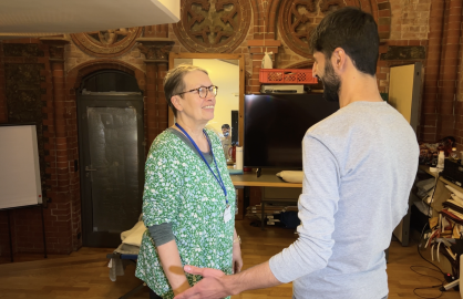 Syrian asylum seeker Ibrahim (right) and Marita Leßny of the Church of the Holy Cross | Credit: Benjamin Bathke/InfoMigrants
