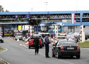 Passengers are pictured waiting for border checks at the Stara Gradiska border crossing between Croatia and Bosnia-Herzegovina on October 12, 2025 | Photo: EPA / ANTONIO BAT