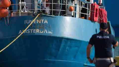 An Italian police officer stands by the Iuventa rescue ship run by German NGO Jugend Rettet (Youth Saves) | Photo: Bellina FRANCESCO / AFP / File