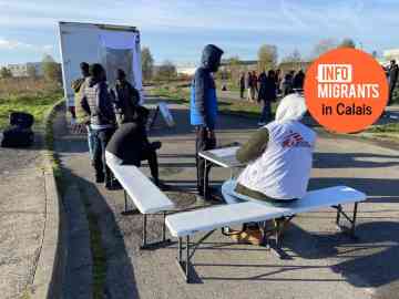 Migrants wait in front of a mobile MSF clinic in Calais at the end of November, 2024 | Photo: InfoMigrants