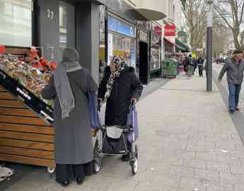 Women shopping at the Aleppo Market grocery store in Bad Godesberg, Bonn, December 10, 2024 | Photo: Marion MacGregor / InfoMigrants