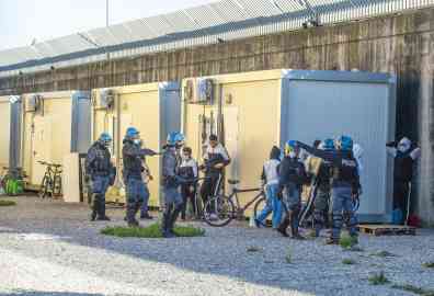 Uprising by CPR detainees in Via Corelli with anti-riot police and healthcare personnel on the scene. Milan, October 12, 2020 | Photo: ANSA / Andrea Fasani