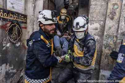 Members of the so-called White Helmets carry an injured man following a Syrian regime airstrike on the city of Idlib on December 2, 2024 | Photo: Anas Alkharboutli/picture-alliance