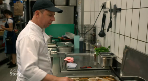 German restaurants are crying out for migrant workers, but the processes to get them here are not alway simple, they say | Source: Screenshot ARD documentary