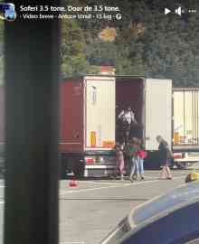 A trucker makes about a dozen people of African origin get out of his lorry, whipping them as they do | Source: Screenshot Facebook / ANSA