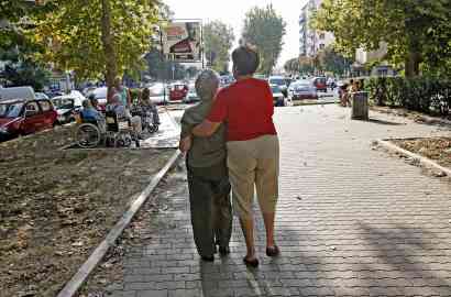 File photo: A carer helping an elderly woman | Photo: Alessandro di Meo / ANSA