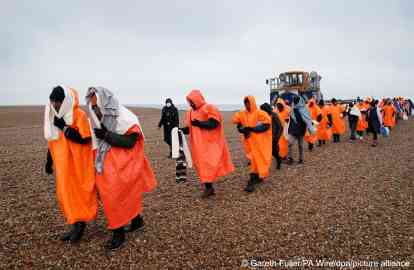 Migrants arrive in the UK after being picked up by RNLI following a small boat incident in the English Channel, December 9, 2022 | Photo: Gareth Fuller / picture alliance/dpa/PA Wire