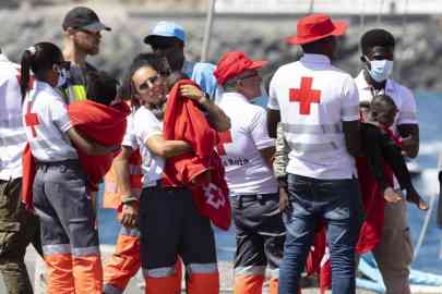 Maritime Rescue services assist migrants to be transferred to the port of Arguineguin, on the Canary Islands, Spain, 28 August 2024 | Photo: EPA / QUIQUE CURBELO