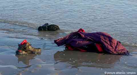 Photo for illustration: Clothes abandoned by migrants on the beach of Gravelines after they boarded a boat to cross the Channel on July 29, 2024 | Photo: Gareth Fuller / picture alliance