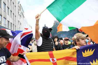 File photo: Protesters gather at an anti-migrant demonstration in Belfast, Northern Ireland | picture alliance/dpa/PA Wire | Peter Morrison