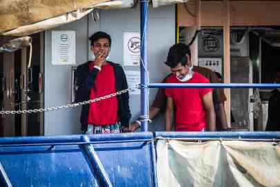 Young migrants who reached Italy on an NGO-run boat while they wait to disembark | Photo: ARCHIVE/ANSA/CESARE ABBATE