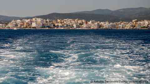 Colorful buildings line the shores of Agios Nikolaos on Crete's coast | Photo: Askolds Berowskis / picture alliance / Zoonar