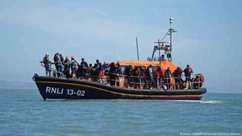 The voluntary scheme is separate from a forced deportation program that aims to deter asylum-seekers from crossing the English Channel | Photo:Jordan Pettitt/PA Wire/empics/picture alliance