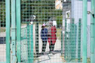 Iraqi migrants are seen at the reception station of the Hungarian National Directorate-General for Aliens Policing, close to Vamosszabadi village near the Hungarian Slovakian border, on May 22, 2020. | Photo: Attila Kisbenedek, AFP