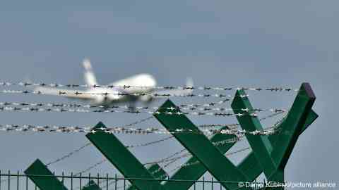 File photo: Germany is planning further deportations, announced the Interior Minister on Wednesday | Photo: Daniel Kubirski/picture alliance 