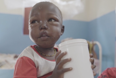 This 18-month-old baby landed in a Sudanese hospital with severe malnourishment. Her grandmother said there is nothing to eat in the child's village. | Photo: DW screenshot